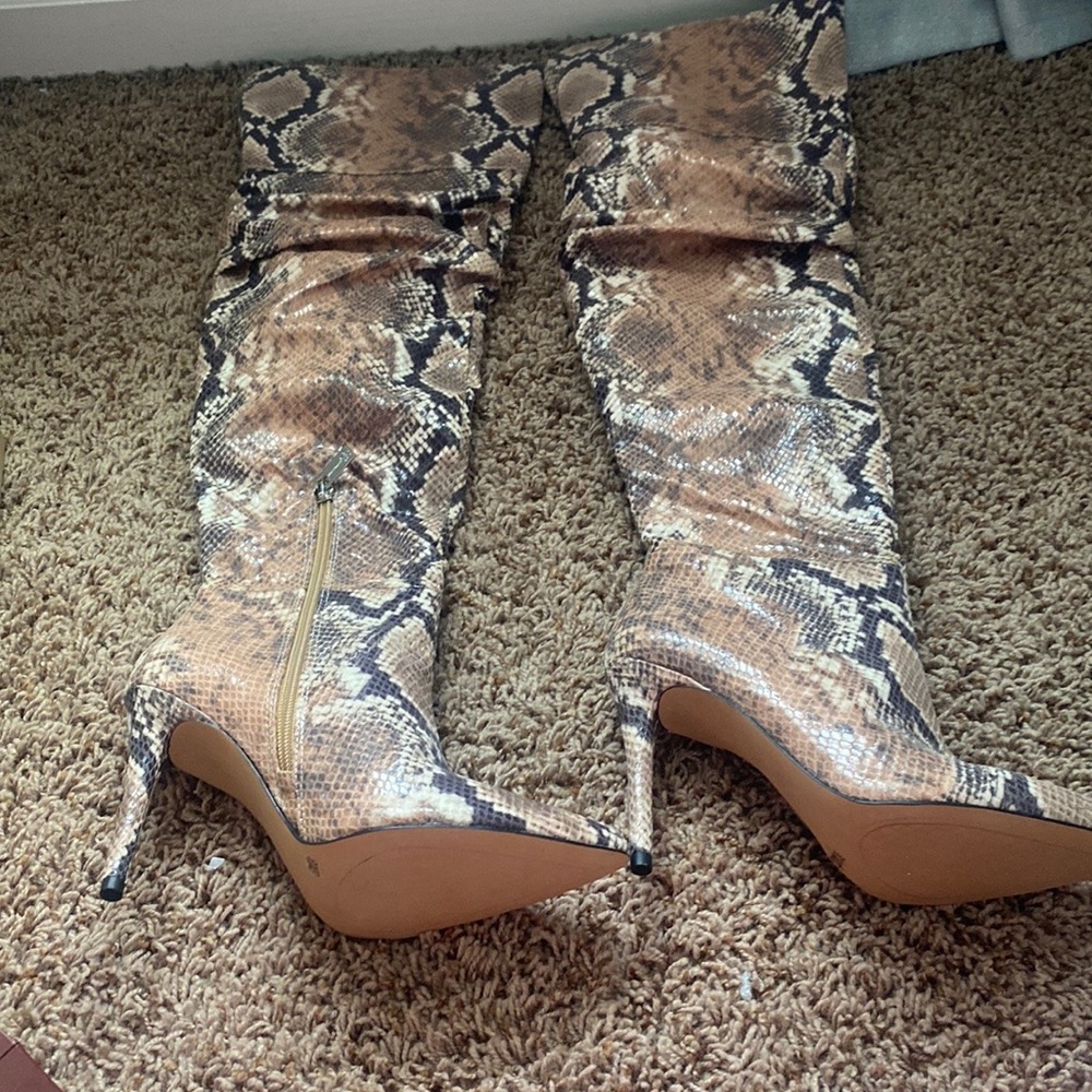 Jessica sent on over the knee snake new with original box women's boots 6.5